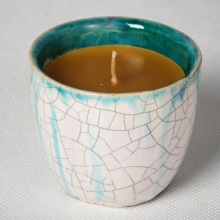 Biało-turkusowa świeca woskowa w ceramice